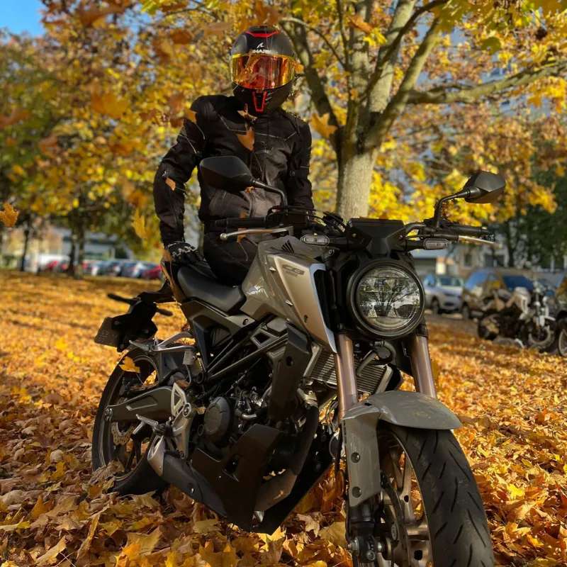 Ich auf dem Motorrad. Über uns. Führerscheinvorbereitung. Führerschein Hilfe
