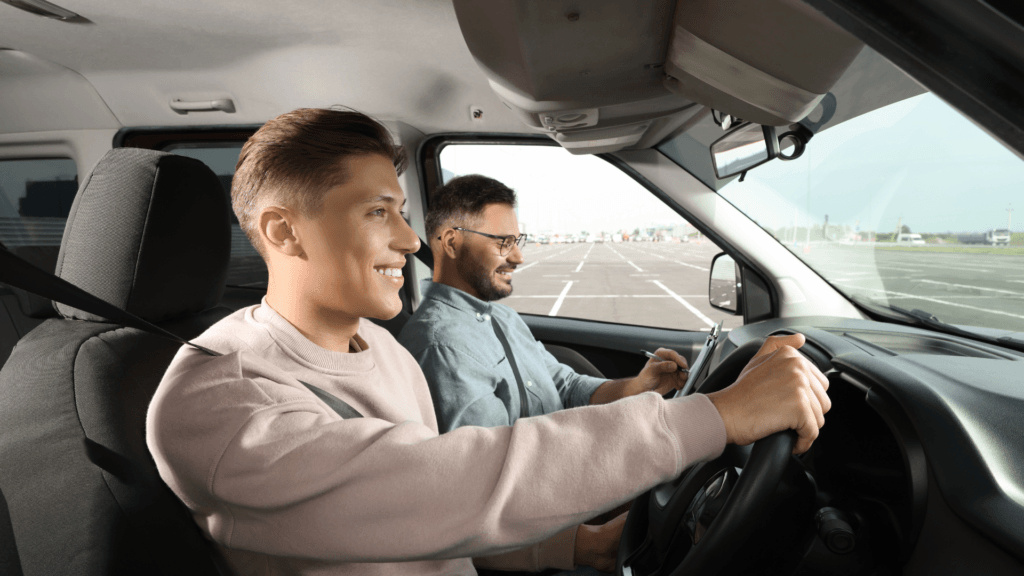 freundlicher Prüfer bei der Fahrprüfung Vorbereitung