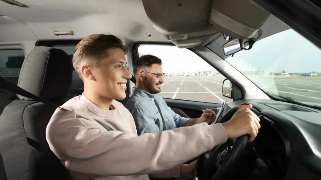freundlicher Prüfer bei der Fahrprüfung Vorbereitung